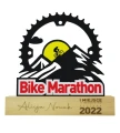Statuetka z metalu rowerowy maraton na drewnianym postumencie.webp